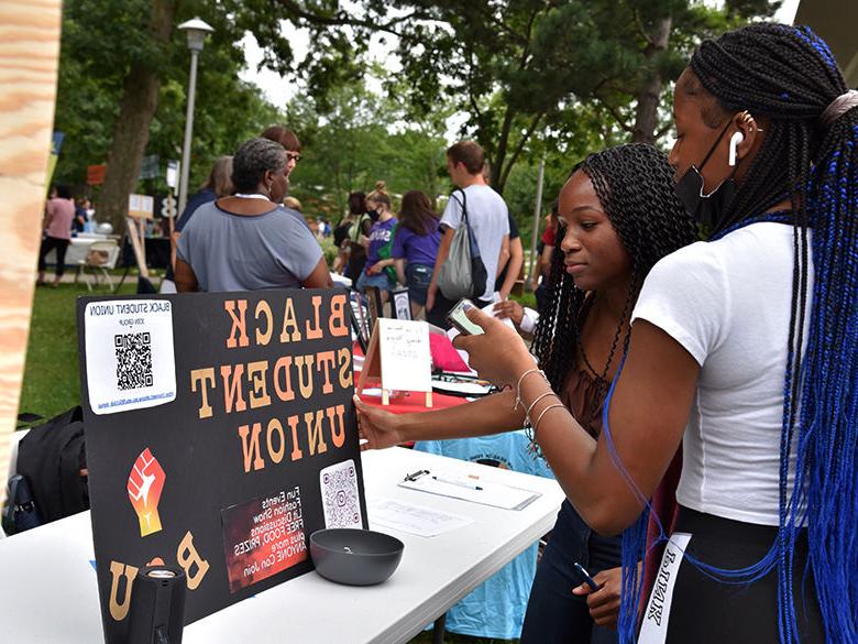 学生们在一年一度的参与博览会上获取有关黑人学生会的信息